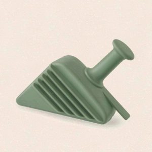 Illustration of a small triangular rubber pet hair remover for tight corners